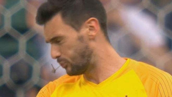 Portero francés casi se traga una libélula en pleno partido