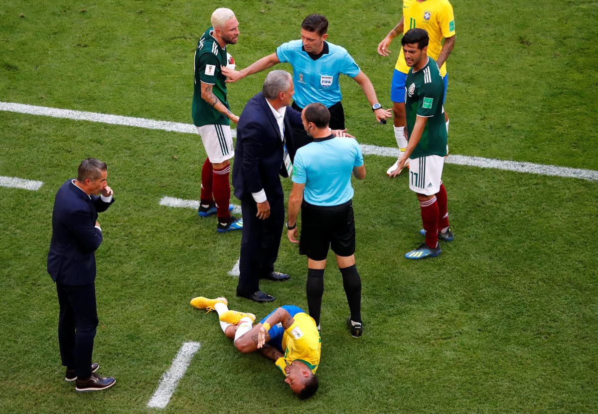 Layún recibe amenazas de muerte por pisotón a Neymar