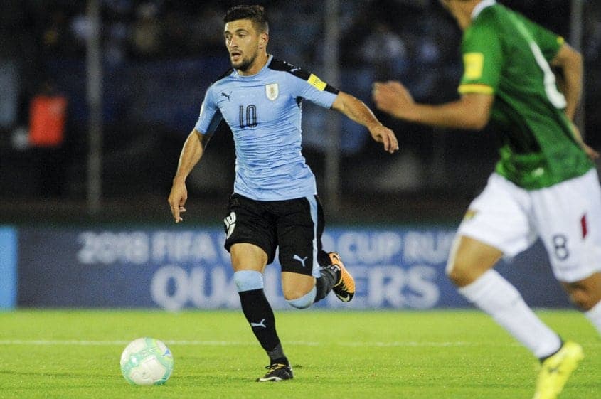 Jugador de Uruguay regala playeras de su selección a una escuela de su comunidad