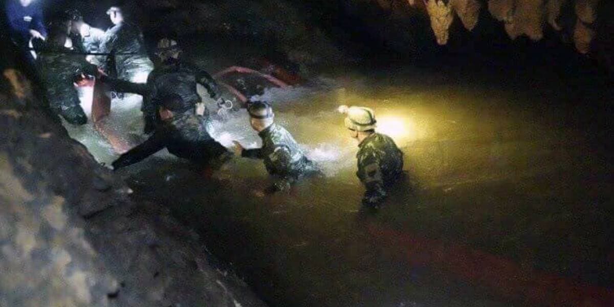 Encuentran con vida a 12 niños atrapados en una cueva en Tailandia