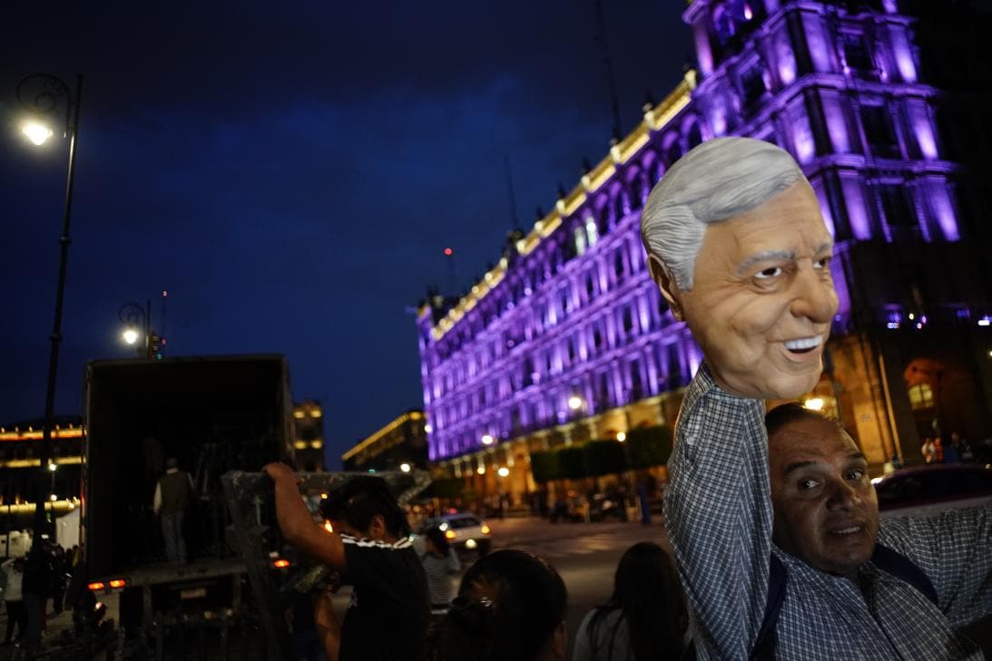 Simpatizantes de AMLO se van al Zócalo a festejar el virtual triunfo del candidato