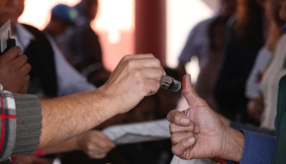 Por esta razón no debes subir a redes sociales tu pulgar entintado