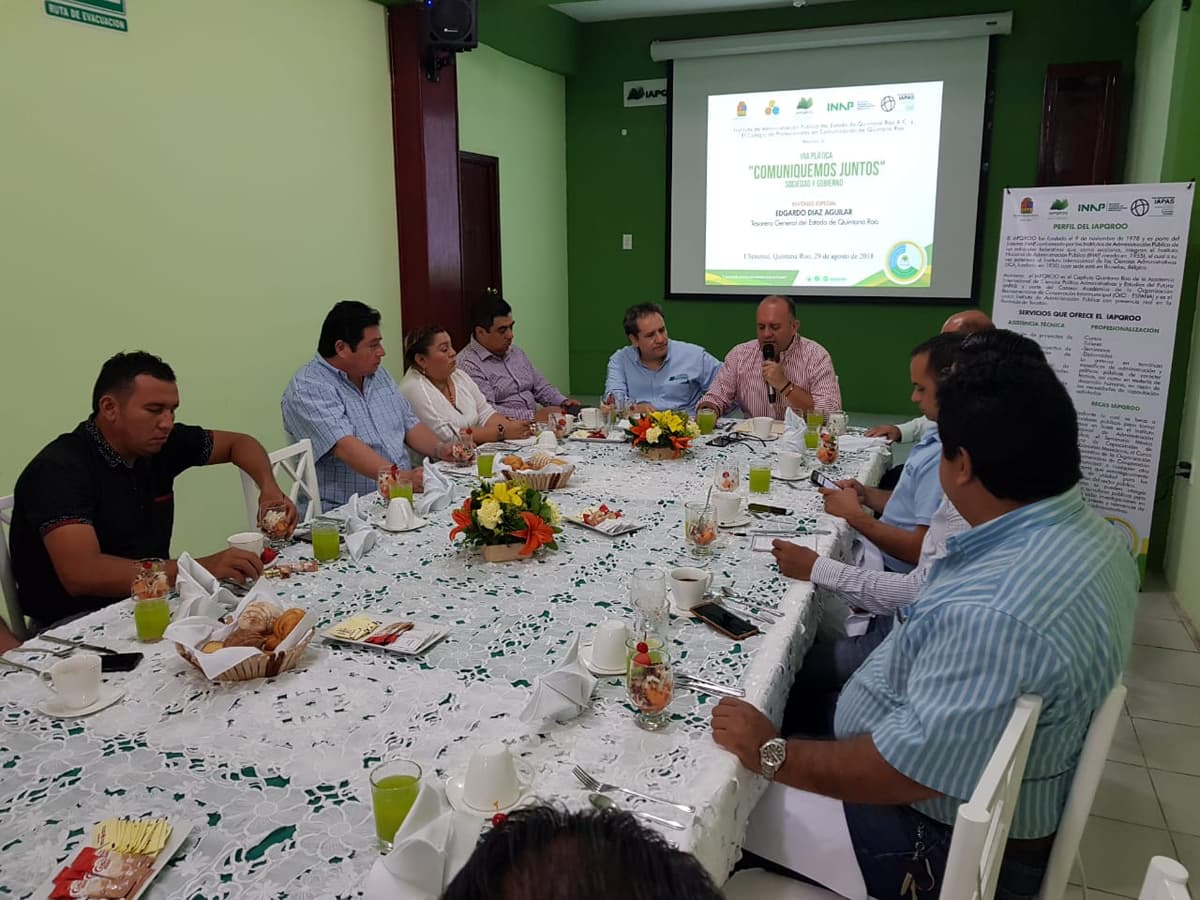 Charla con tesorero, acerca a la sociedad y gobierno