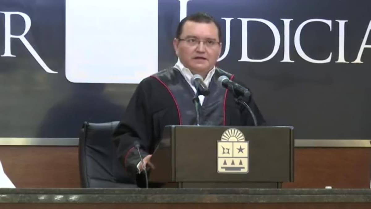 Sin prensa, José León Ruiz rinde informe de labores