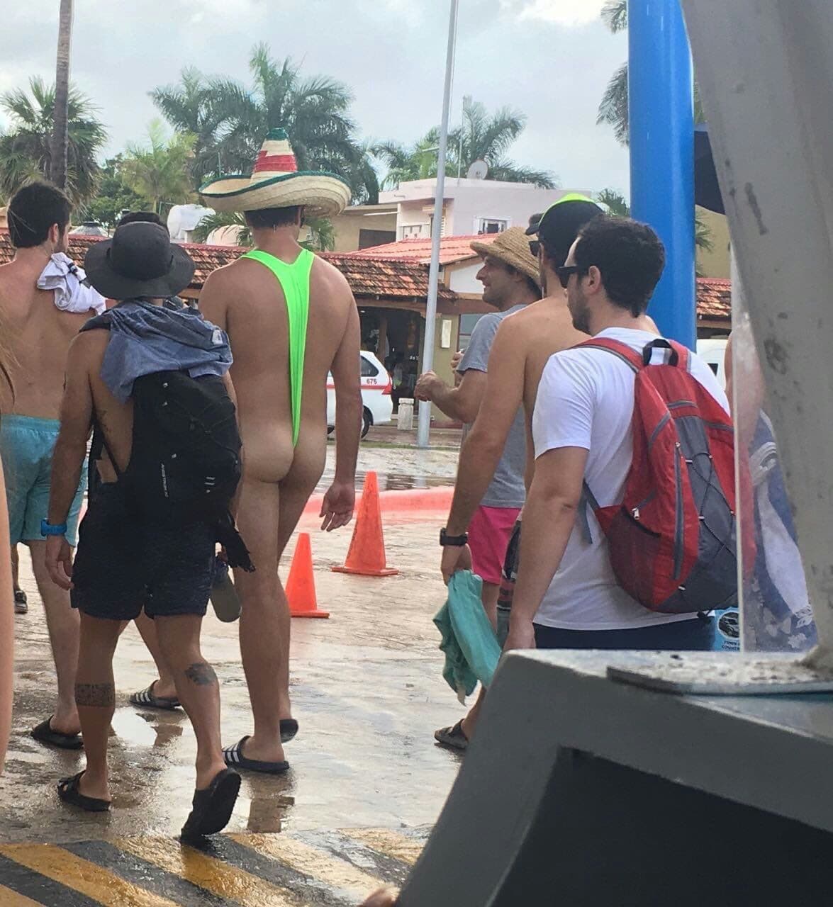 Turista en mankini causa revuelo en Cozumel