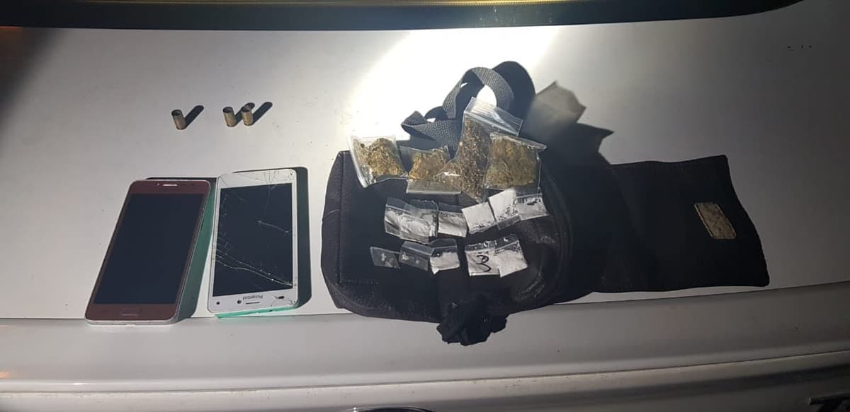 Caen dos narcomenudistas con armas y droga