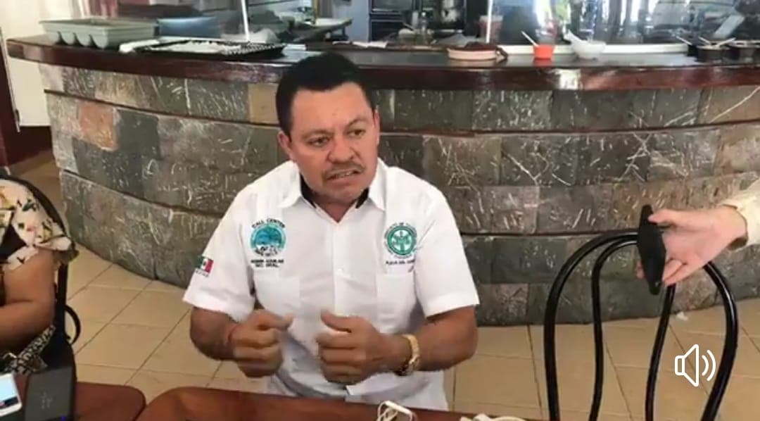 Intenta líder taxista deslindar al gremio de quemar un mototaxi