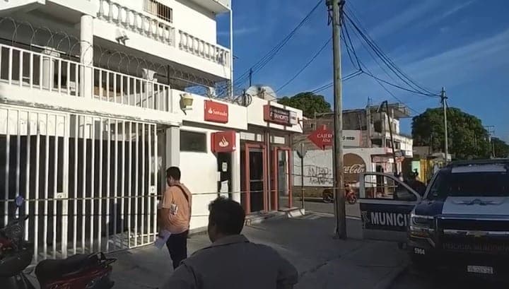 Roban cajero de Santander frente a estadio