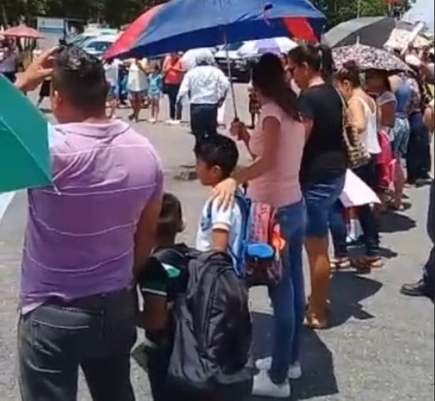 Cierran avenida en Villas del Sol por falta de maestros