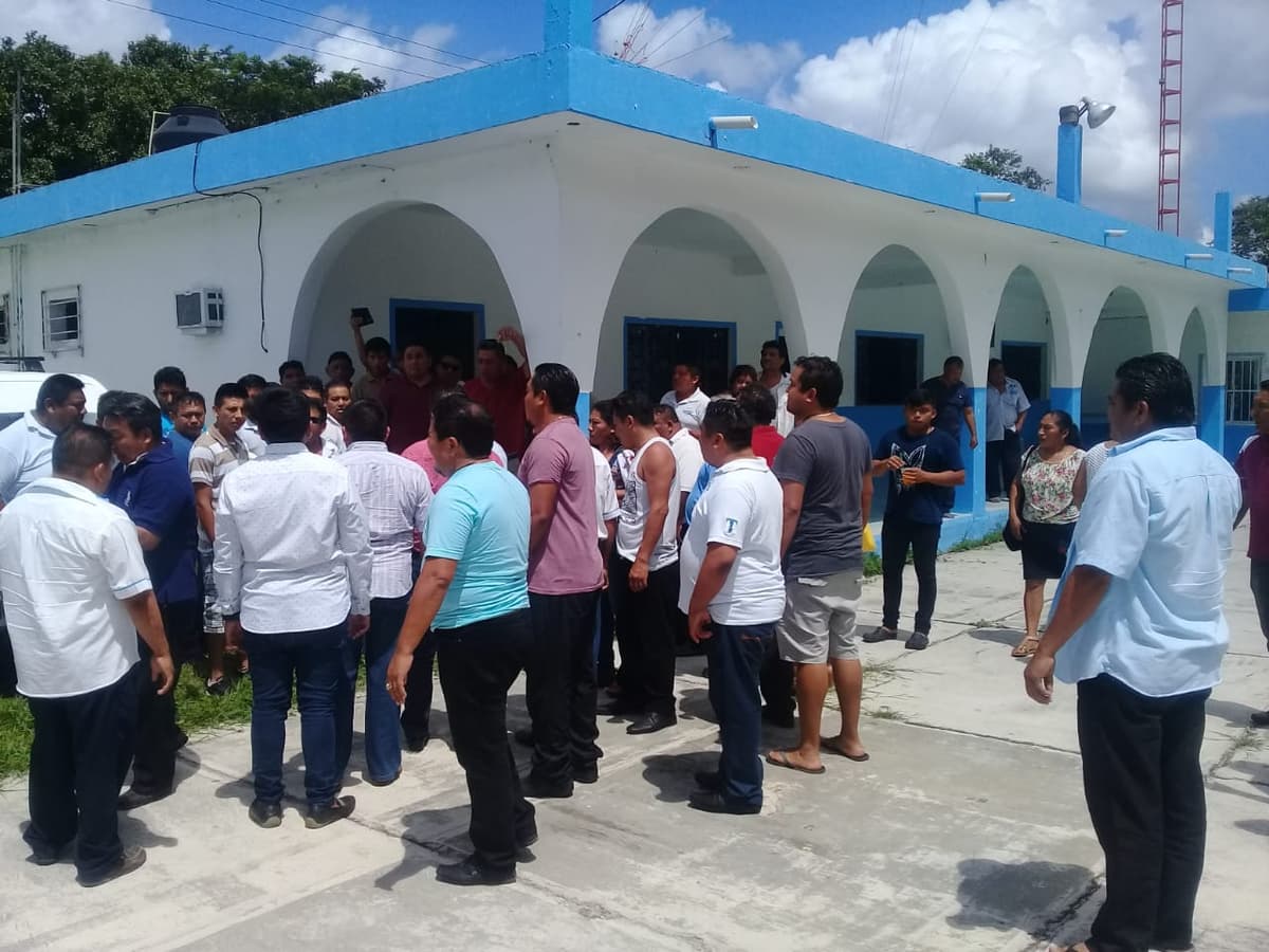 Se ponen "bravos" los taxistas en asamblea