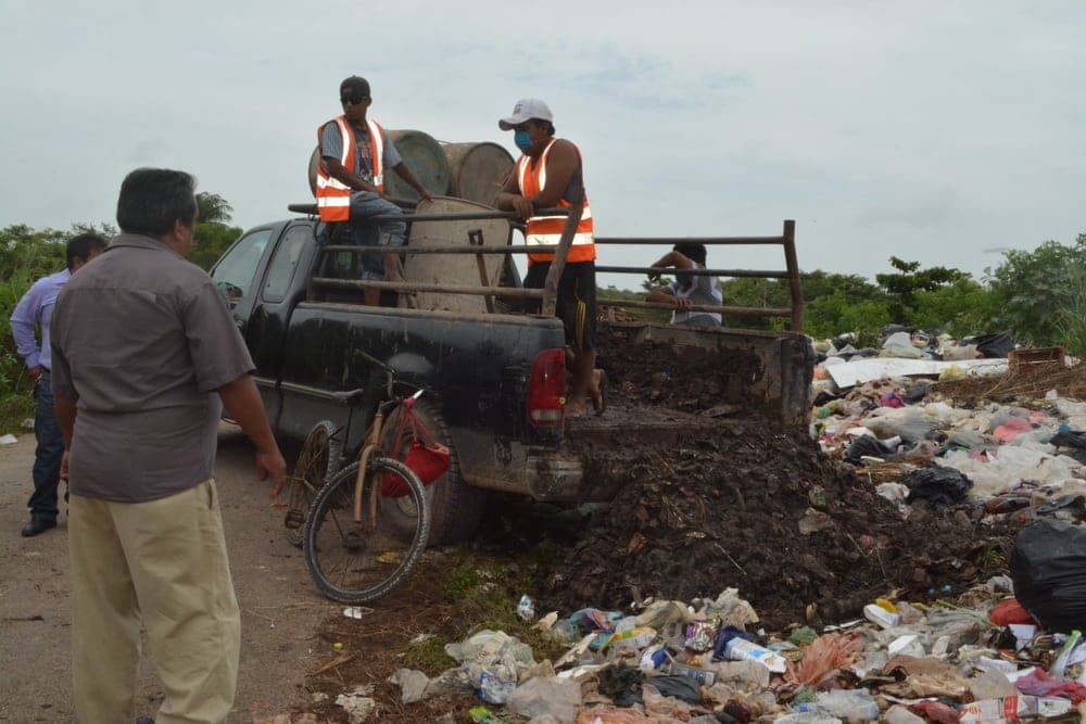 Arrojaban desechos de alcantarilla en la carretera de José María Morelos