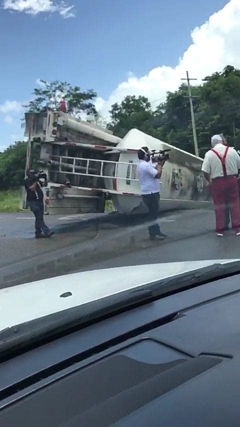 Camión de carga se sale de la carretera