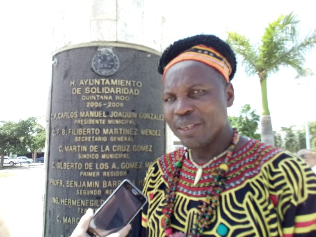 Príncipe de Camerún realiza acciones por la paz en Playa del Carmen