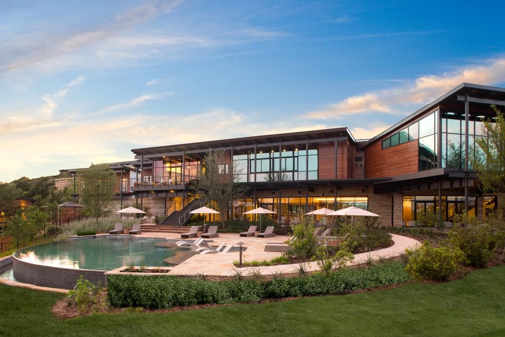 Hotel es demandado por prohibir hablar español a sus empleados