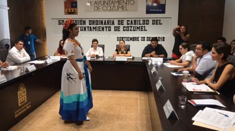 El vestido de la discordia: Estalla Perla Tun en sesión de Cabildo