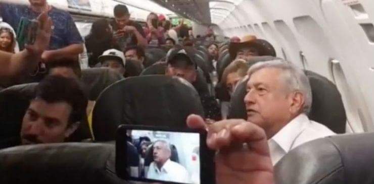 Se queda AMLO varado más de cuatro horas en aeropuerto de Huatulco