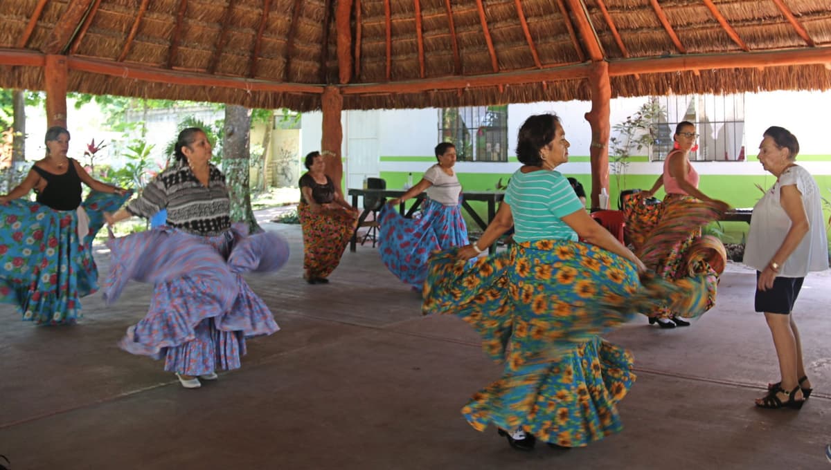 Debuta grupo de danza de la Tercera Edad en Puerto Morelos
