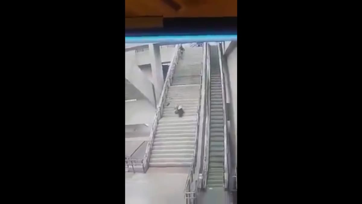 Video muestra cómo joven huye de policías pero cae de las escaleras