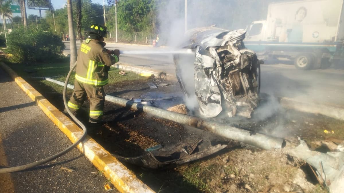 Estrella su coche frente al Moon Palace y salva la vida