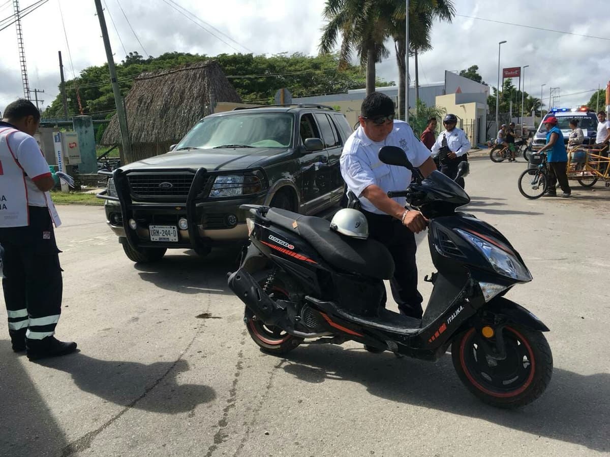 Arrolla automóvil a mujer policía en Carrillo Puerto