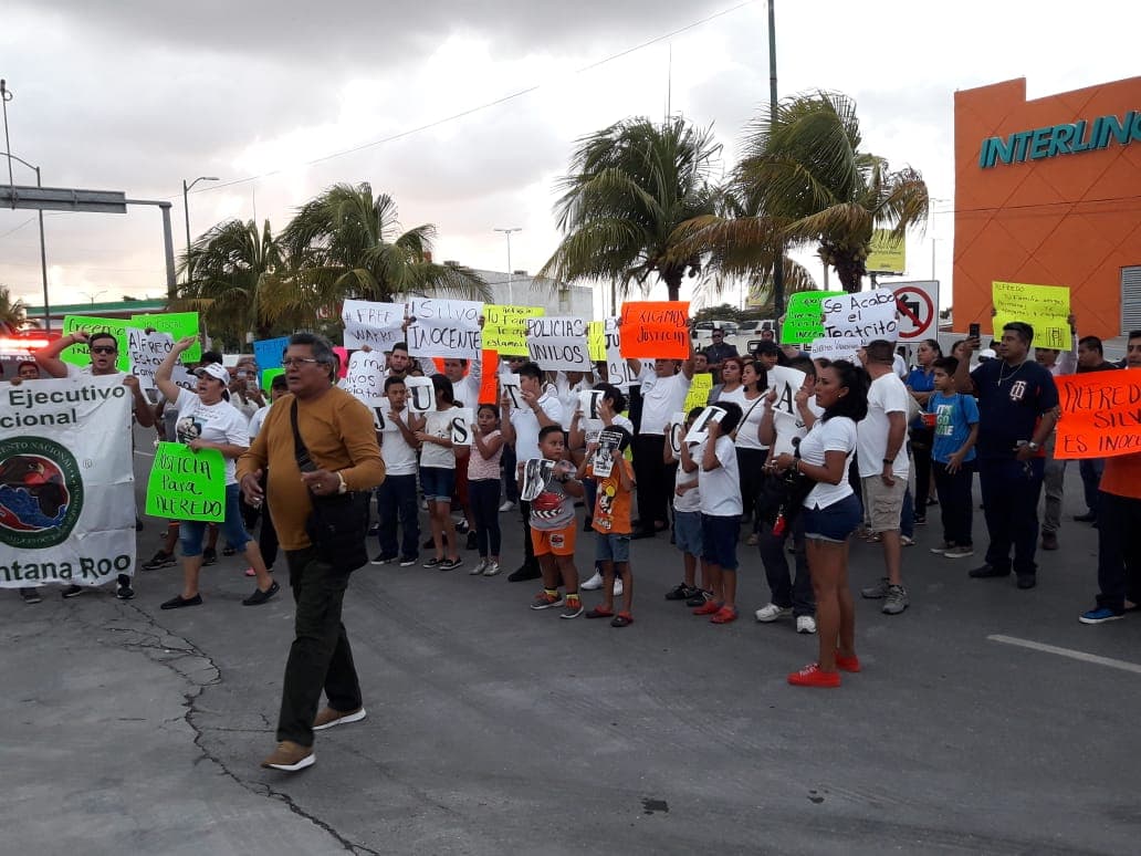 Protestan en la Fiscalía; exigen libertad de Alfredo