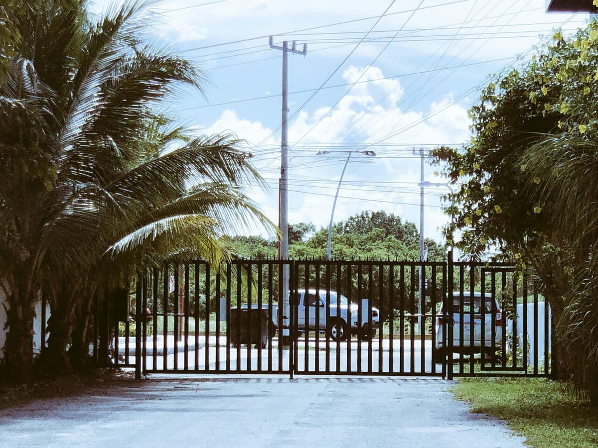 Por inseguridad, vecinos instalan rejas en las calles