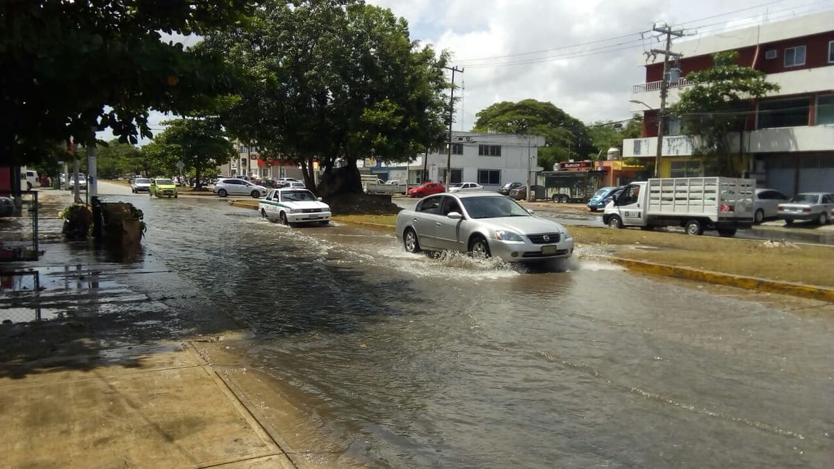 Ligera lluvia encharca avenidas de Cancún