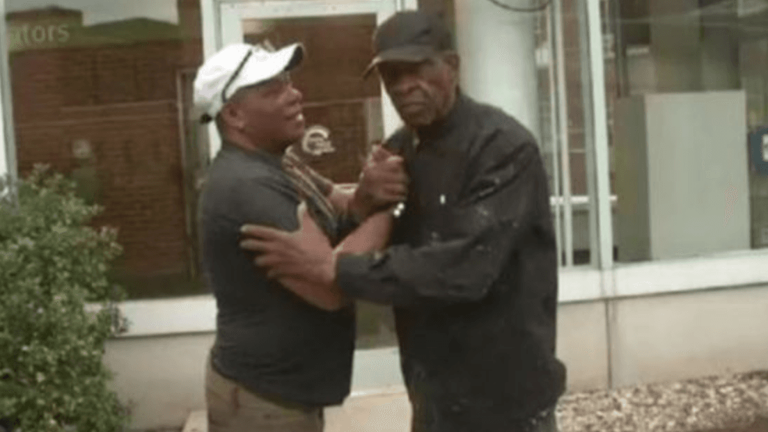 Tiene 99 años y camina 10 kilómetros diarios para ver a su esposa enferma