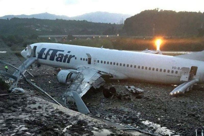 Se incendia avión tras aterrizar en Rusia; se reportan 18 heridos
