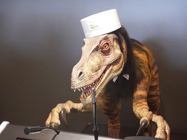 Conoce el curioso hotel donde los recepcionistas son dinosaurios