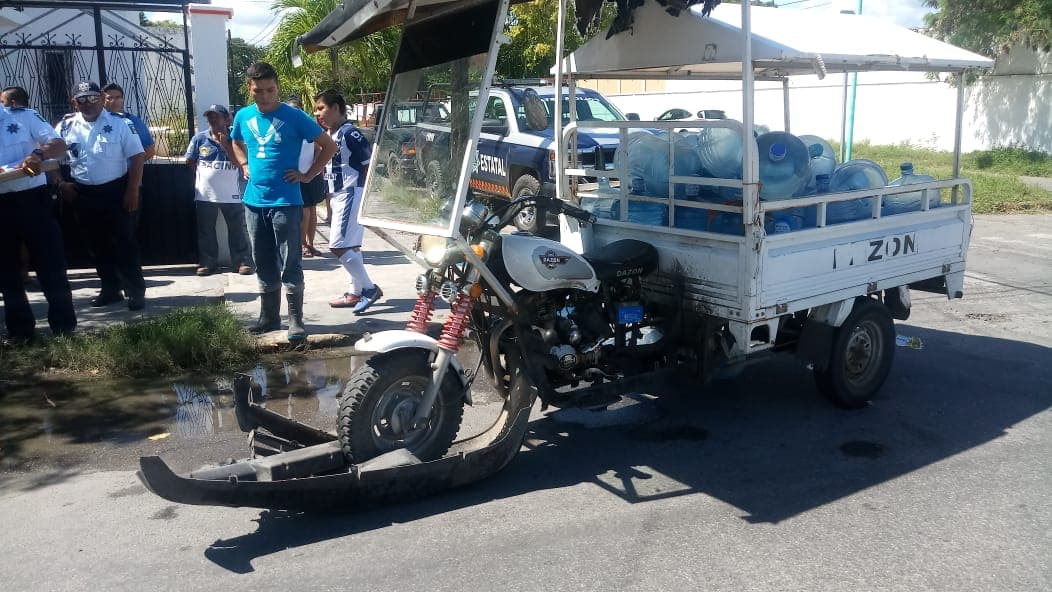 "Volaron" los garrafones de agua en un accidente
