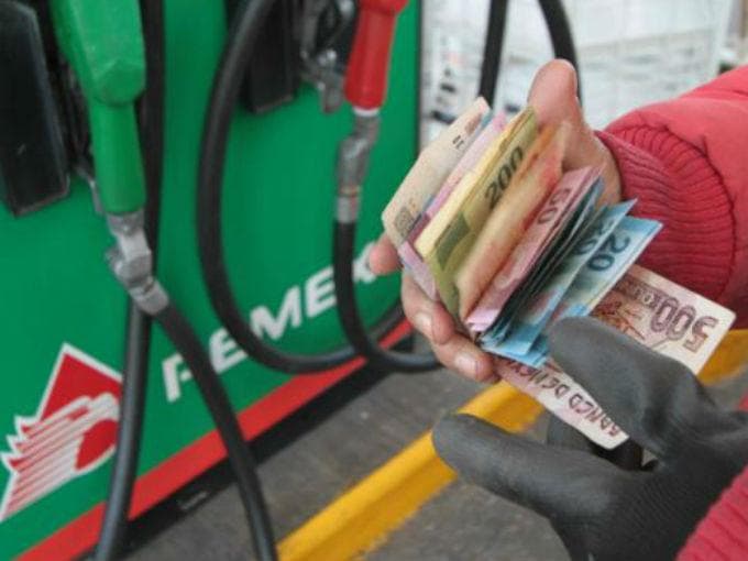 Litro de gasolina podría alcanzar los 25 pesos próximamente