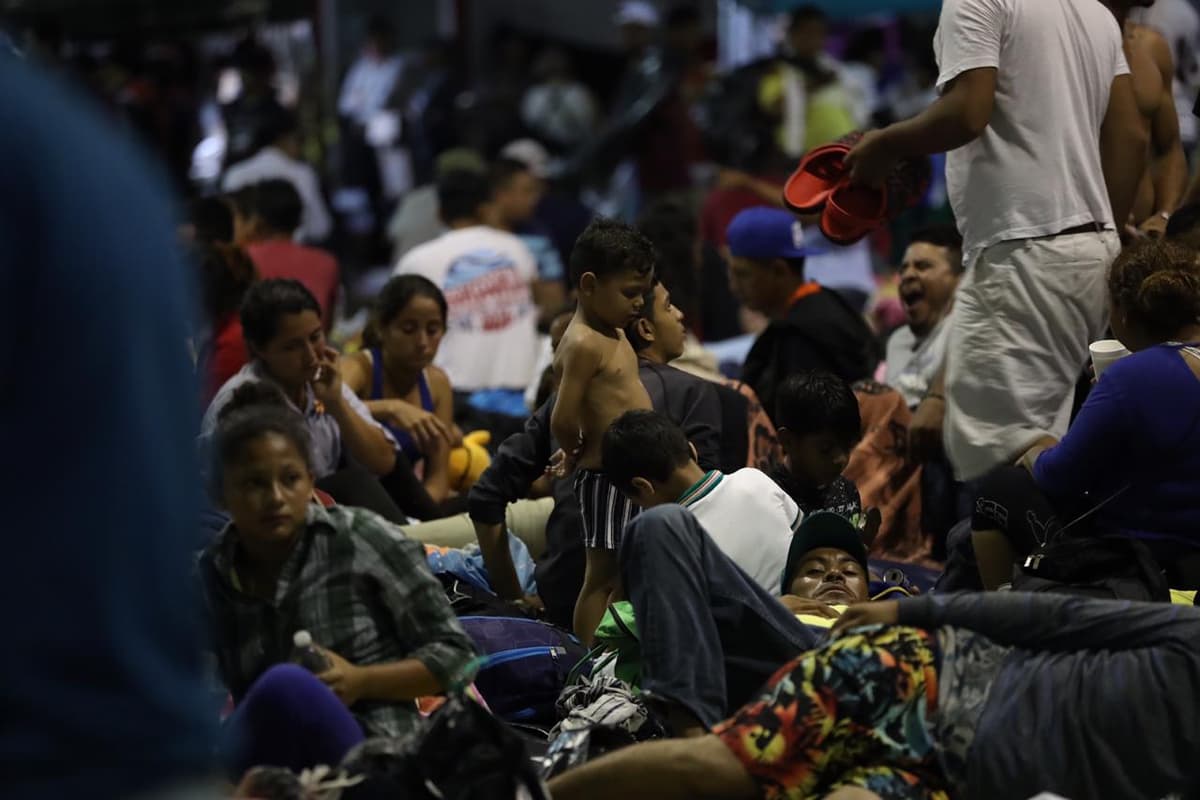 Hombre intenta incendiar centro de migrantes y es abatido