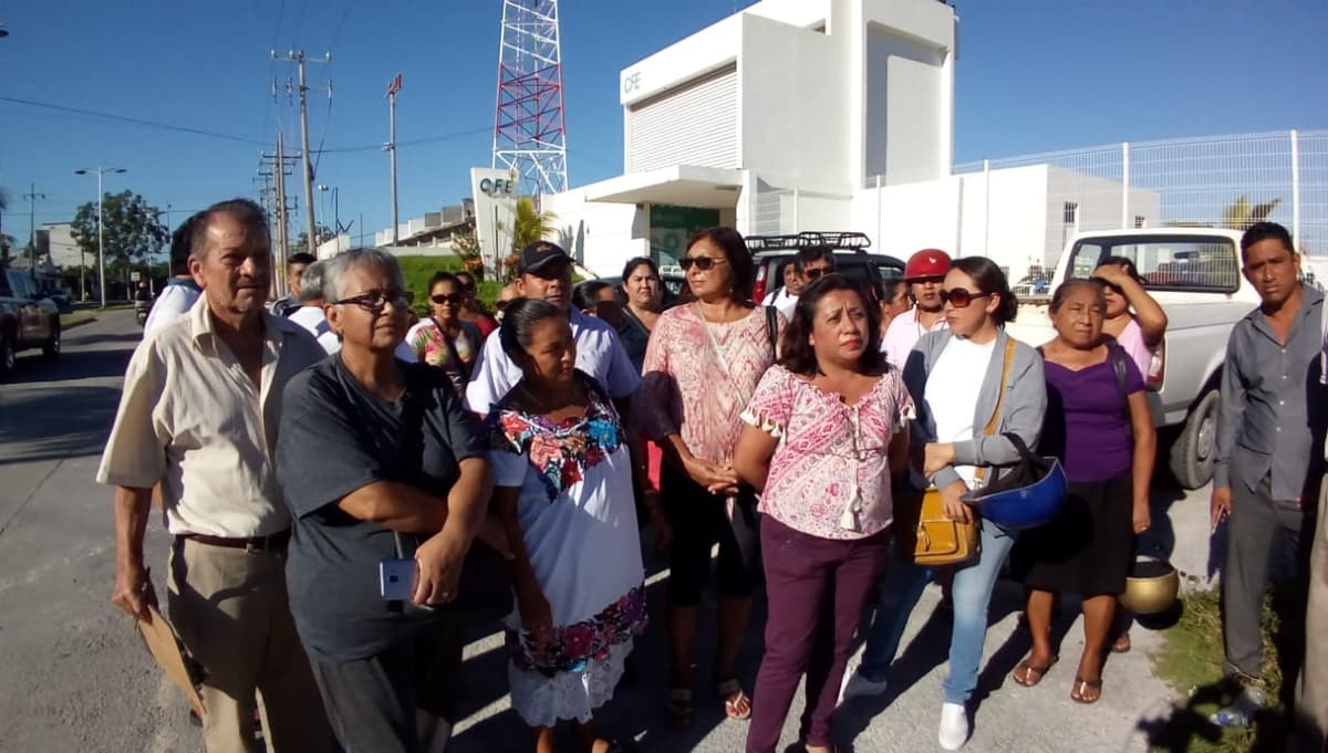 Protestan contra la CFE en Cozumel; solo les permiten una bombilla por casa