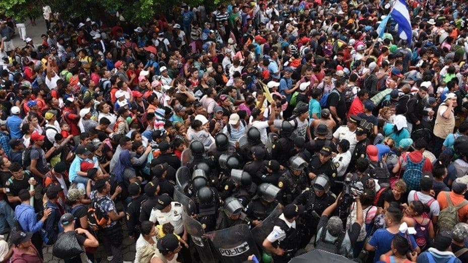 Caravana migrante logra acceder a México a pesar del bloqueo policial