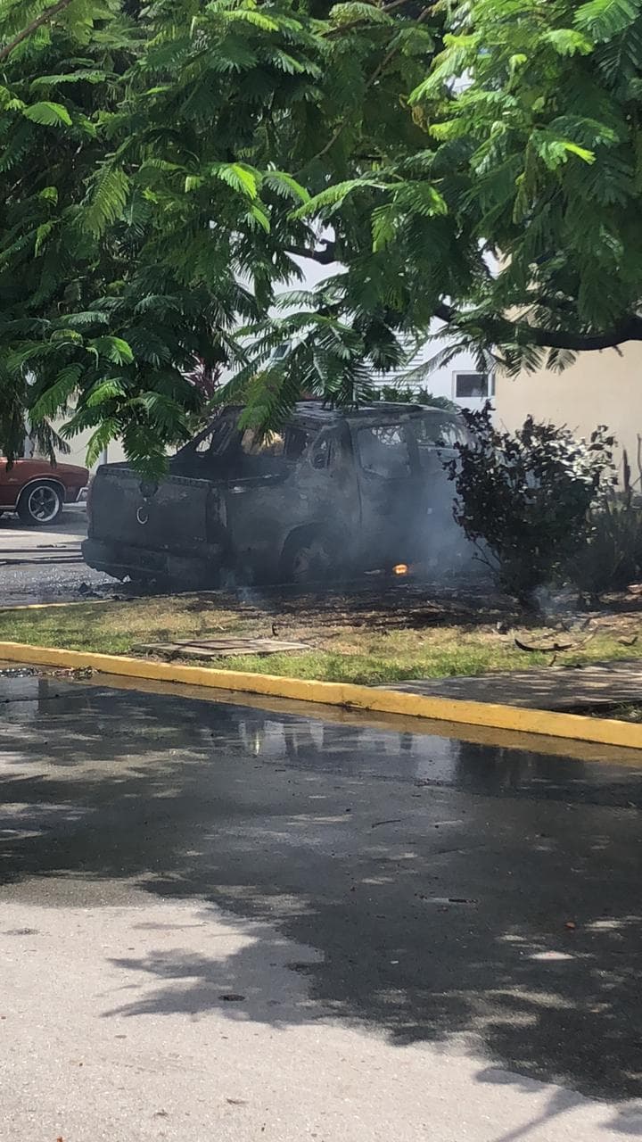 Arde vehículo tras bajarse su dueña en el Fraccionamiento Villa Maya