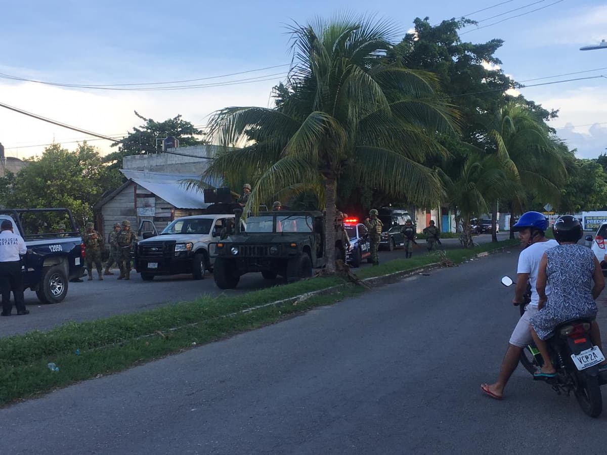 Ebrio conductor casi atropella a militares