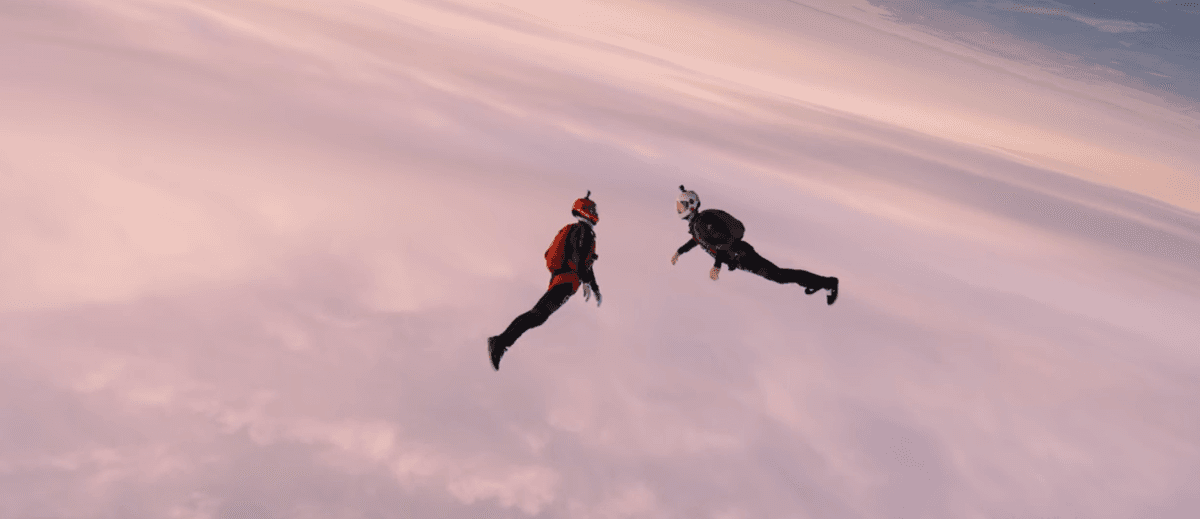 Paracaidistas viralizan video de un salto a 274 kilómetros por hora