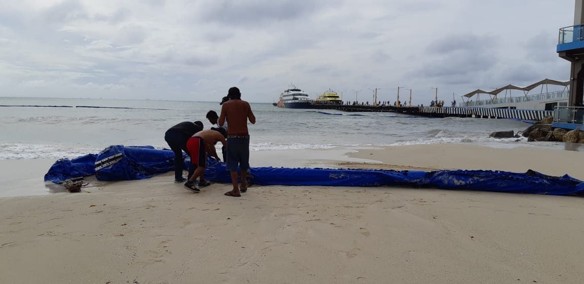 Resguardan barreras antisargazo en Playa del Carmen