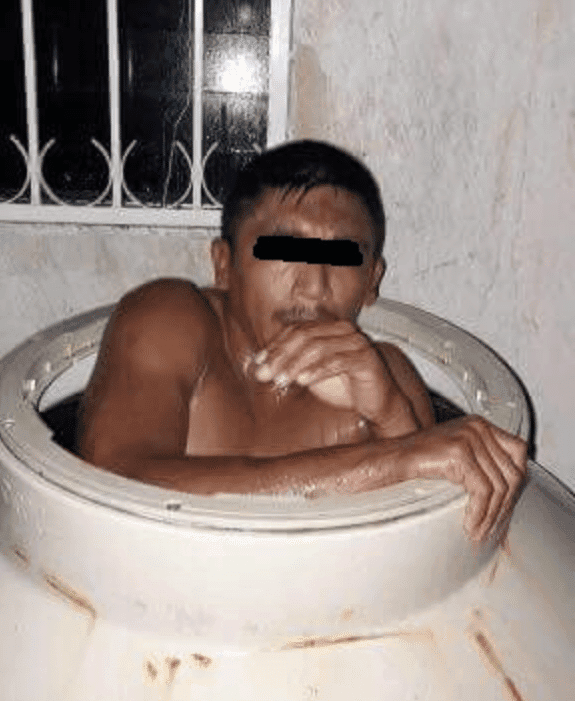 Hallan a ladrón dentro de un tinaco