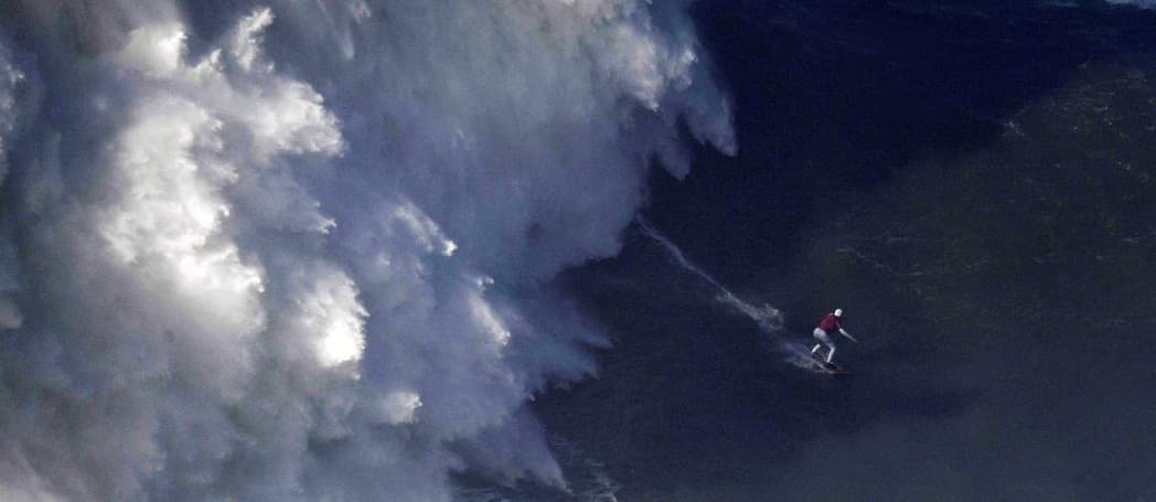 Brasileña rompe el Record Guinness al surfear una ola de 20 metros