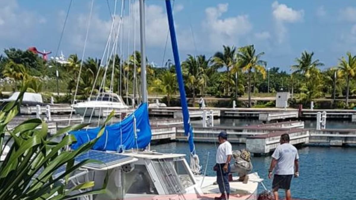 Se incendia catamarán en marina de Cozumel
