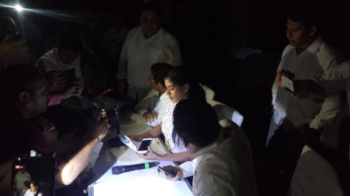 Cortan electricidad durante sesión de Cabildo en Solidaridad; estalla violencia