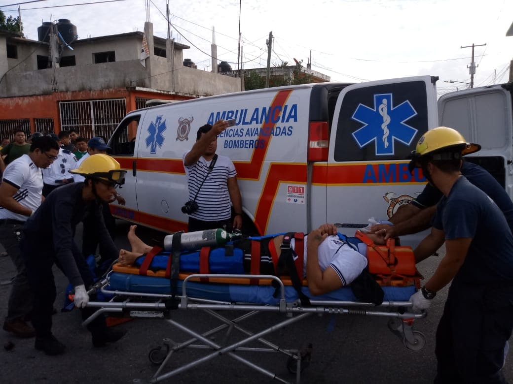 Accidente entre moto y auto deja dos lesionados