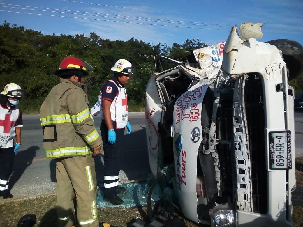 Choca van turística en carretera; hay ocho heridos