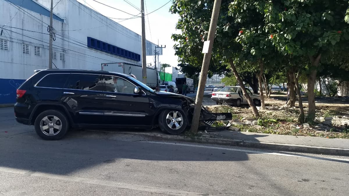 Imprudente taxista provoca choque y auto termina dentro de un parque