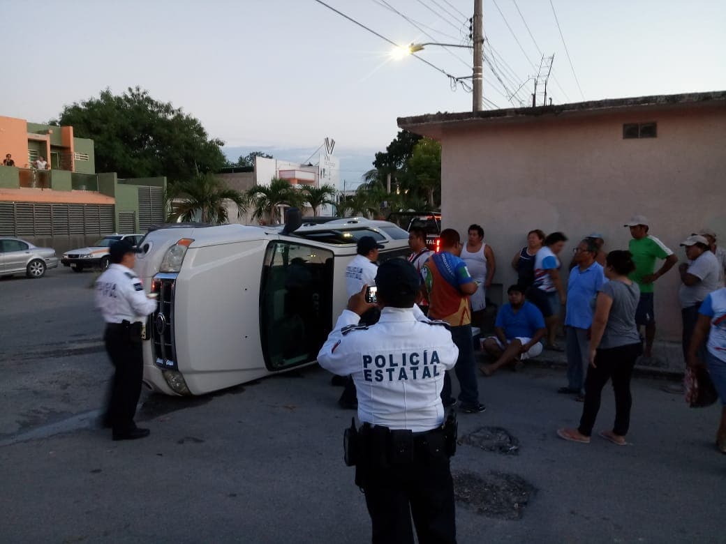 Embiste y voltea a camioneta en Chetumal