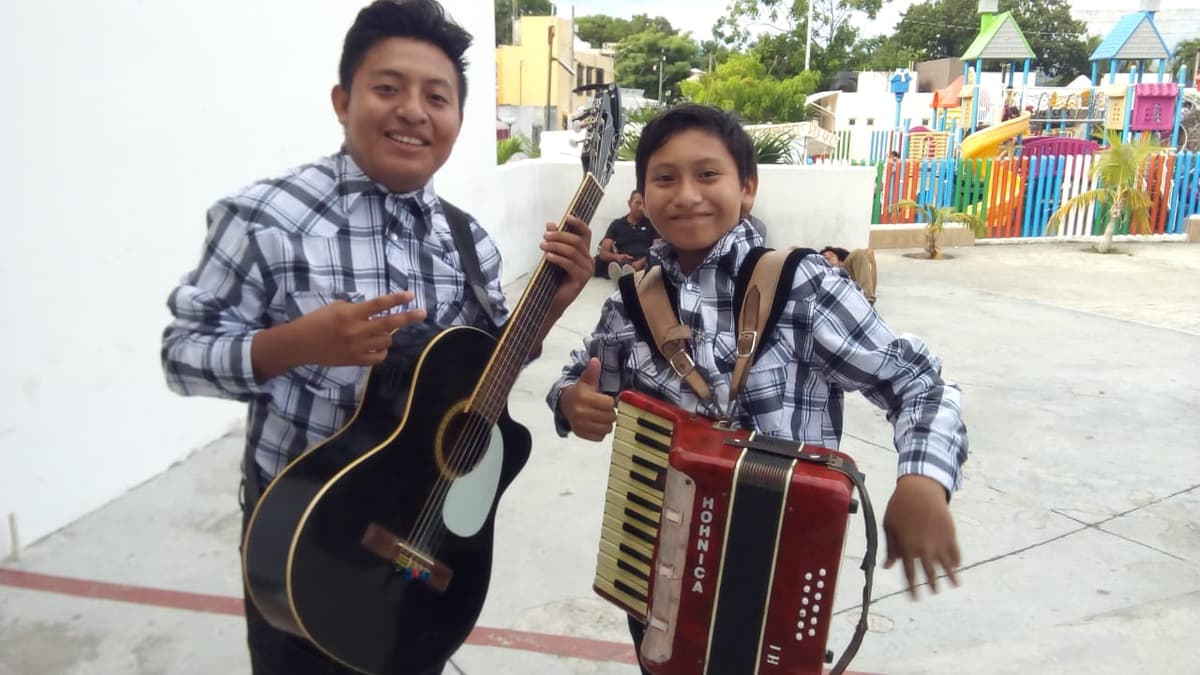 Dos hermano buscaron un talento para salir adelante