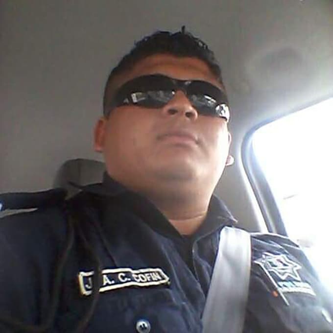 Policía de Solidaridad casi se lesiona con su propia arma