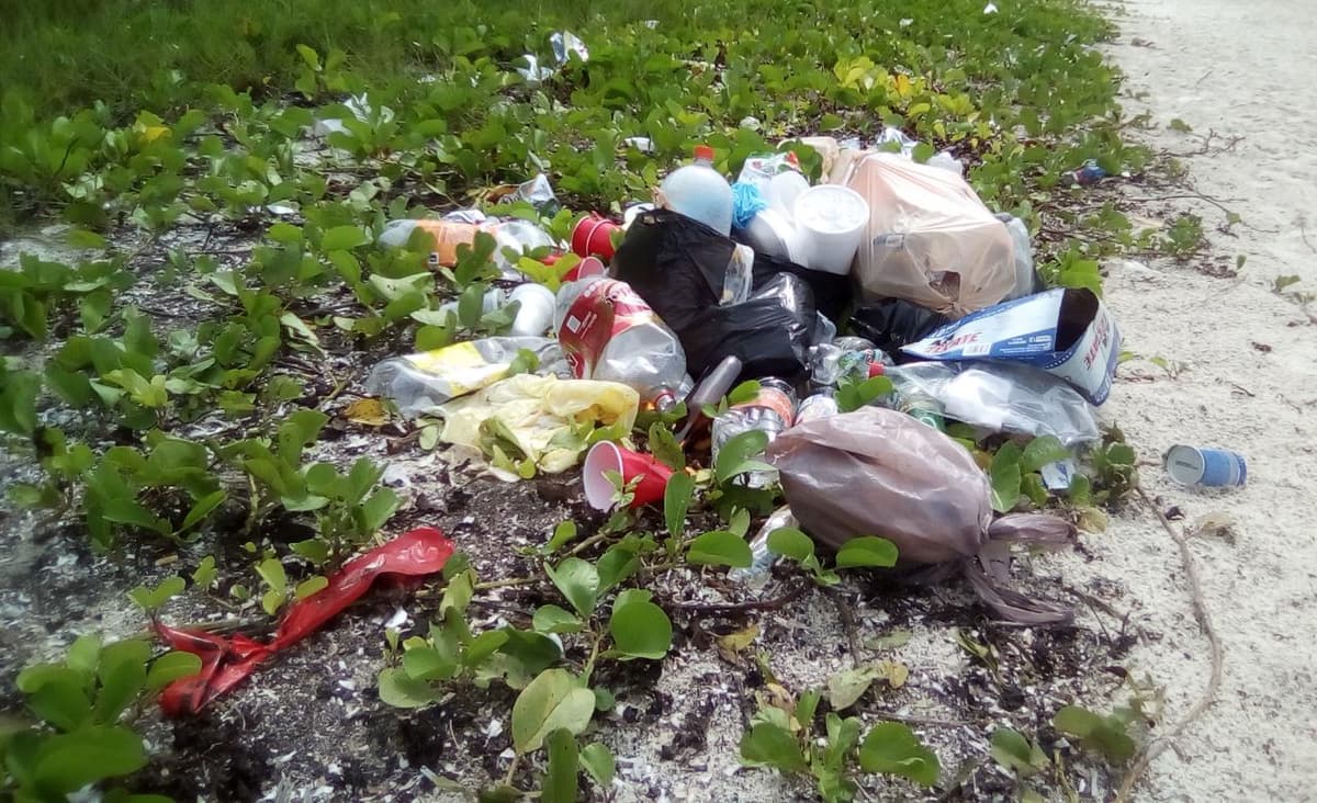 Galería: Bañistas tiran la basura en playas, pese existir botes